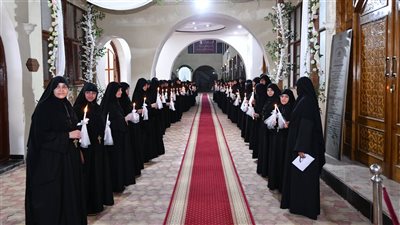 استقبلنه بالورود والشموع.. البابا تواضروس يزور دير العذراء والملاك للراهبات بصنبو