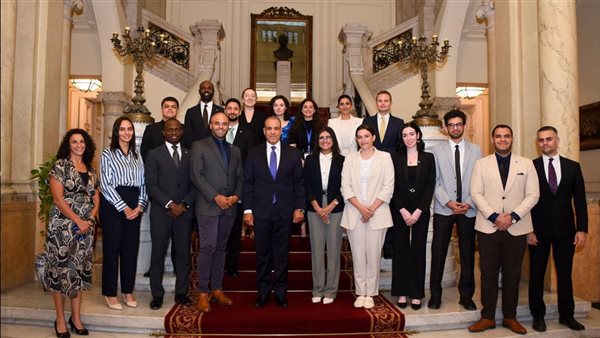 وزير الخارجية مع