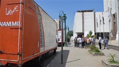 محافظ أسيوط يستقبل شحنة أدوية و10 كراسي كهربائية متحركة لتوزيعها على أقسام الطوارئ بالمستشفيات والفئات المستحقة