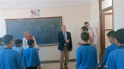 خلال تفقده مدرسة صدفا.. مدير تعليم أسيوط يجازي معلما ويحيل مدير ووكيل المدرسة للشؤون القانونية