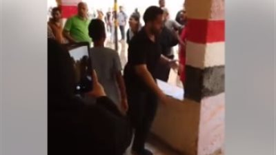 ضربوه بالشبشب.. اعتداء أولياء أمور على معلم داخل مدرسة بالمنيب أمام الطلاب