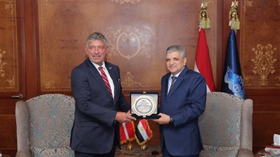 رئيس هيئة قناة السويس يدعو ميرسك الدنماركية لعودة الإبحار مجددا بقناة السويس
