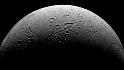 علماء يكشفون عناصر أساسية لتوافر الحياة على أحد أقمار زحل