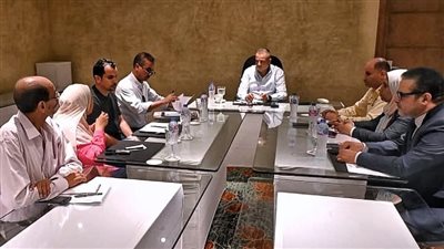 محافظ جنوب سيناء يتابع مع مسؤولي طابا تنفيذ مطالب الأهالي في مجال الصحة وتحسين الخدمات