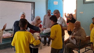 توزيع مستلزمات وجواكت مدرسية على طلاب القرى النائية بالوادي الجديد