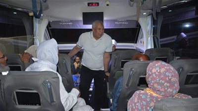  قبل مغادرتهم للأراضي المقدسة.. محافظ الوادي الجديد يودّع المعلمين وأولياء أمور أوائل الشهادات الفائزين برحلات العمرة