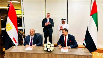 مصر والإمارات توقعان اتفاقية لتأسيس منطقة لوجستية لتخزين وتداول البترول بالعلمين
