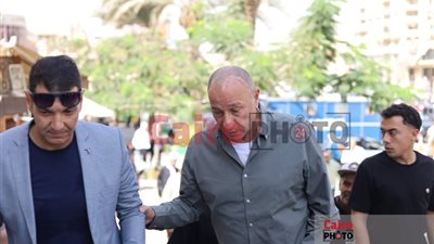 الخطيب أبرز الحاضرين في صلاة الجنازة على عم محمد الجارحي | صور