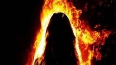 أم تشعل النار في ابنتها بالعياط.. والتحريات: بسبب الملابس الضيقة والتأخر خارج المنزل