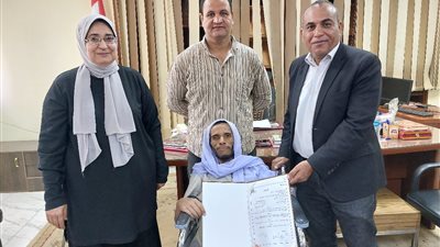  بعد مناشدة نشرها القاهرة 24.. علاء مريض السرطان يتسلم عقد العمل ويشكر محافظ سوهاج | صور