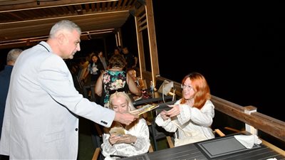 في ختام احتفالات يوم السياحة العالمي.. محافظ أسوان يلتقي الوفود السياحية على متن رحلة نيلية