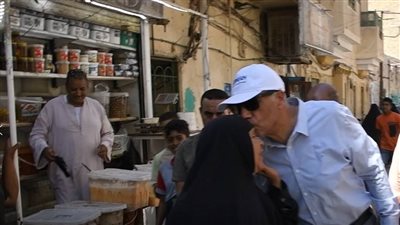 للتصدي للباعة الجائلين.. محافظ أسوان يوجه بإقامة مجموعة من المحلات خلف مسجد المطار 