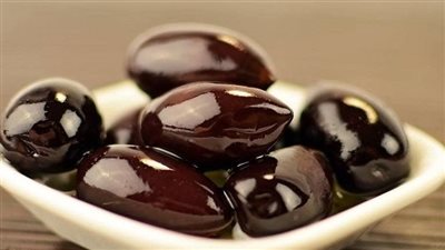 طريقة عمل الزيتون الأسود بالطريقة السورية.. كيف يكون التنسيف بالملح؟