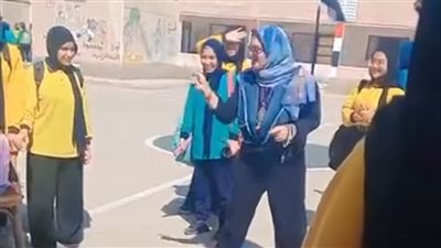 مديرة مدرسة الغرفة التجارية ببورسعيد تشارك الطلاب اللعب في فناء المدرسة| فيديو 