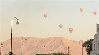 تحليق 60 رحلة بالون طائر بالأقصر على متنها 1350 سائحًا 