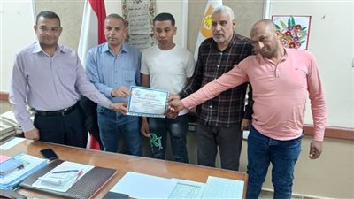 تعليم الوادي الجديد تكرم طالبين أعادا مبلغا ماليا كبيرا لصاحبته |صور