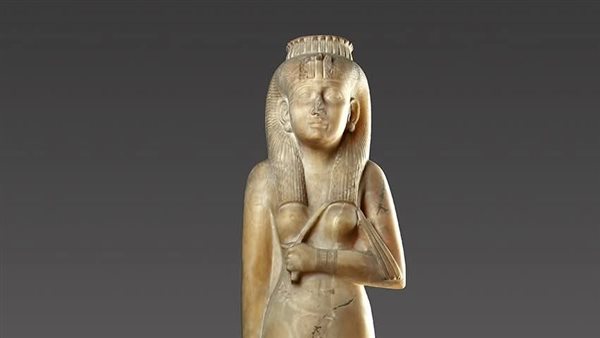 تمثالًا نادرًا من