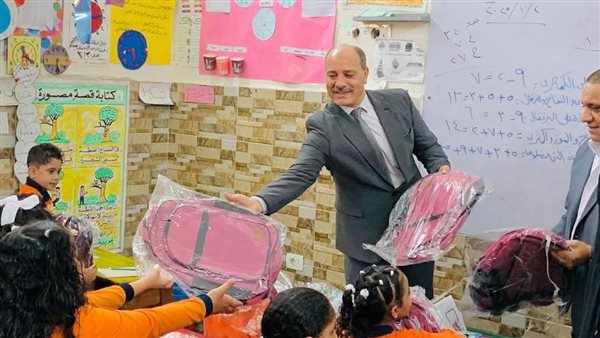 توزيع حقائب 