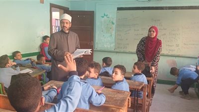 رئيس القاهرة الأزهرية يتابع تسليم الكتب للطلاب.. ويشدد على مواجهة أي تقصير أو معوقات