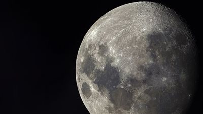 عالم جيولوجي يكتشف وجود بقايا حياة بشرية على القمر 