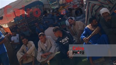 أهالي ضحايا حادث الطريق الأوسطي بانتظار ذويهم أمام المستشفى | صور 