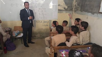  مدير تعليم طامية بالفيوم يشارك تلاميذ البحاروة الابتدائية شرح درس رياضيات