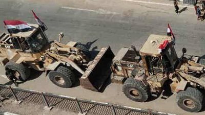 مصر تستعد لإعادة إعمار غزة.. الجرارات المصرية تصطف قبالة المخيمات في غزة