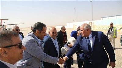 في مستهل احتفالات العيد القومي الـ66.. محافظ الوادي الجديد يستقبل وفد المحافظة من قيادات سابقة ورؤساء الجمعيات الأهلية