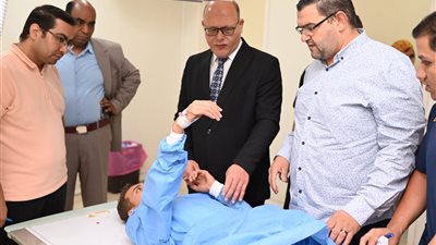 بعد مصرع شخص وإصابة 13.. رئيس جامعة سوهاج يطمئن على مصابي حادث طريق جهينة - الكوامل 