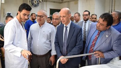رئيس جامعة بني سويف يطمئن على الطلاب المصابين في حادث طريق الفيوم
