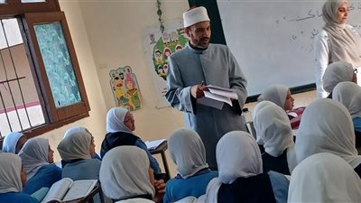 رئيس منطقة القاهرة الأزهرية يؤكد تسليم الكتب دون ربطها بالمصروفات.. ويشدد على الانضباط داخل الفصول