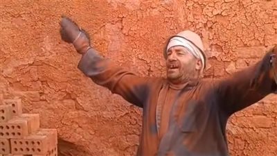 عيلة تايهة ياولاد الحلال.. عامل بمصنع طوب يتصدر التريند بسبب موهبته الغنائية