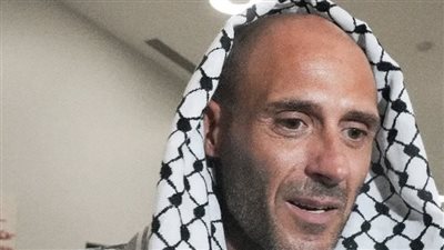 بعد دفاعه عن زملائه في صلاة الفجر.. ناشط إيطالي يعلن إسلامه داخل سجون إسرائيل