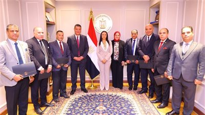 وزيرة التضامن تكرم اللجنة العليا لمتابعة الشكاوى والطلبات والخدمات بالوزارة | صور