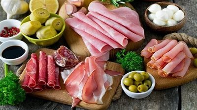 من غير فراخ أو لحمة.. طريقة عمل اللانشون البيتي بالجبنة المثلثات