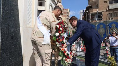 محافظ المنوفية يضع إكليل زهور على النصب التذكاري احتفالًا بذكرى نصر أكتوبر الـ52
