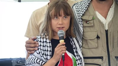 أُجبرت على تقبيل علم إسرائيل.. السويد تكشف تعرض الناشطة جريتا ثونبرج لسوء معاملة في سجون الاحتلال