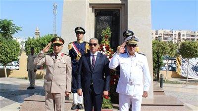 محافظ الفيوم ومدير الأمن يضعان إكليلا من الزهور على النصب التذكاري للشهداء بميدان قارون 