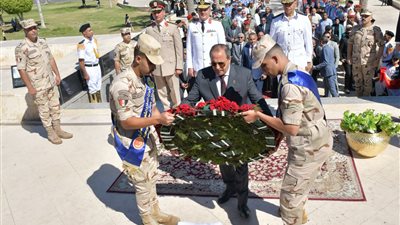 محافظ بورسعيد يضع إكليلًا من الزهور على النصب التذكاري بميدان الشهداء| صور