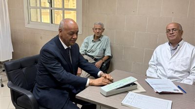 مصطفى بكري يجري الكشف الطبي بمستشفى العجوزة استعدادًا لخوض انتخابات مجلس النواب