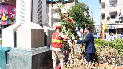 قنا تحيي الذكرى الـ52 لانتصارات أكتوبر بوضع إكليل من الزهور على النصب التذكاري للشهداء