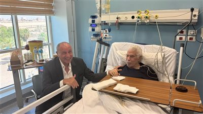 محمود الخطيب يزور حسن شحاتة في المستشفى بعد تعرضه لأزمة صحية | صور