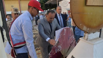 محافظ أسيوط يشهد احتفالات مدرسة ناصر العسكرية بذكرى انتصارات أكتوبر.. ويضع إكليلا من الزهور على النصب التذكاري