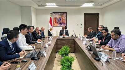 الإسكان تبحث مع شركة صينية إنشاء وتشغيل وصيانة محطات تحلية مياه البحر