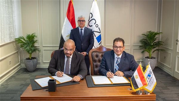 جانب من التوقيع