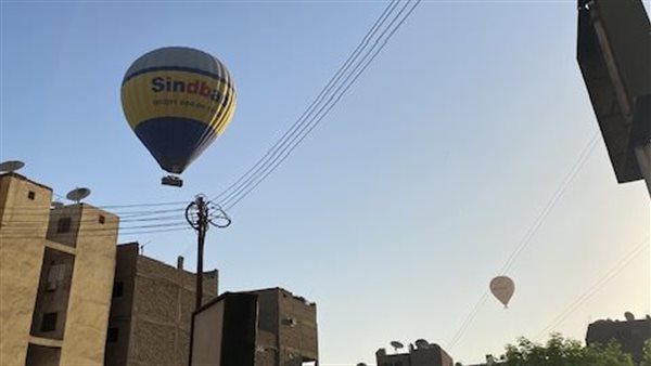 الرياح تدفع البالونات