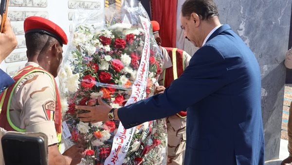 محافظ سوهاج يضع إكليل