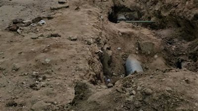 خايفين بيوتنا تقع.. أهالي العبابدة في قنا يستغيثون لتضررهم من كسر ماسورة مياه