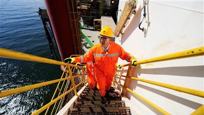 وزير البترول يتفقد الحفار البحري 