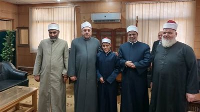 بتوجيهات الإمام الطيب.. رئيس المعاهد الأزهرية يكرم خمسة طلاب من ذوي البصائر ويهديهم مصحفًا بلغة برايل